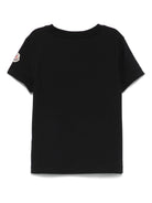 T-shirt per bambina Moncler Enfant nera con logo in rilievo e toppa sulla manica K29548C0001689AT9 999 MONCLER ENFANT 