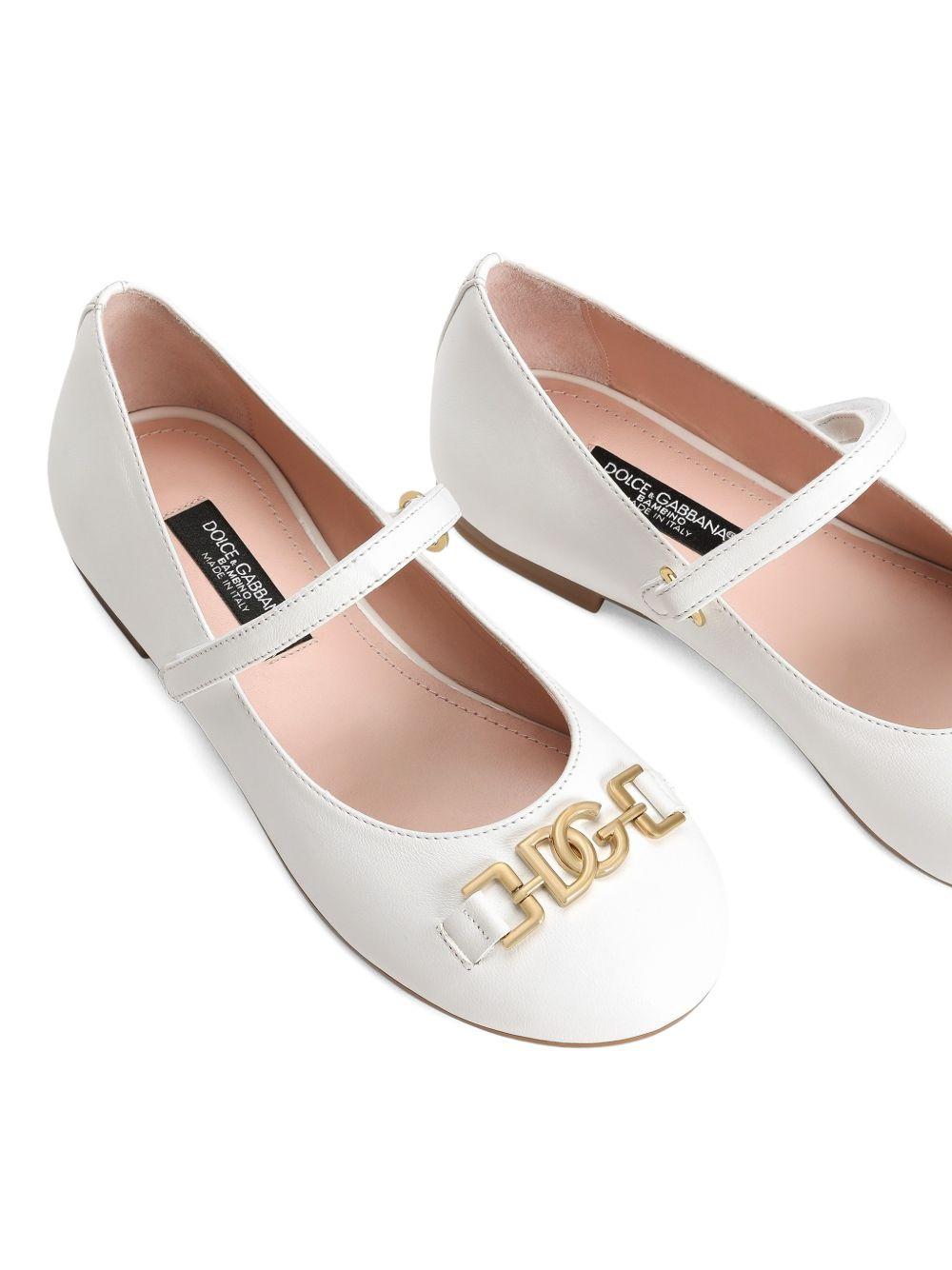 Ballerine per bambina Dolce & Gabbana Kids bianche con placca logo dorata D11382 AB793 80001 DOLCE & GABBANA KIDS 