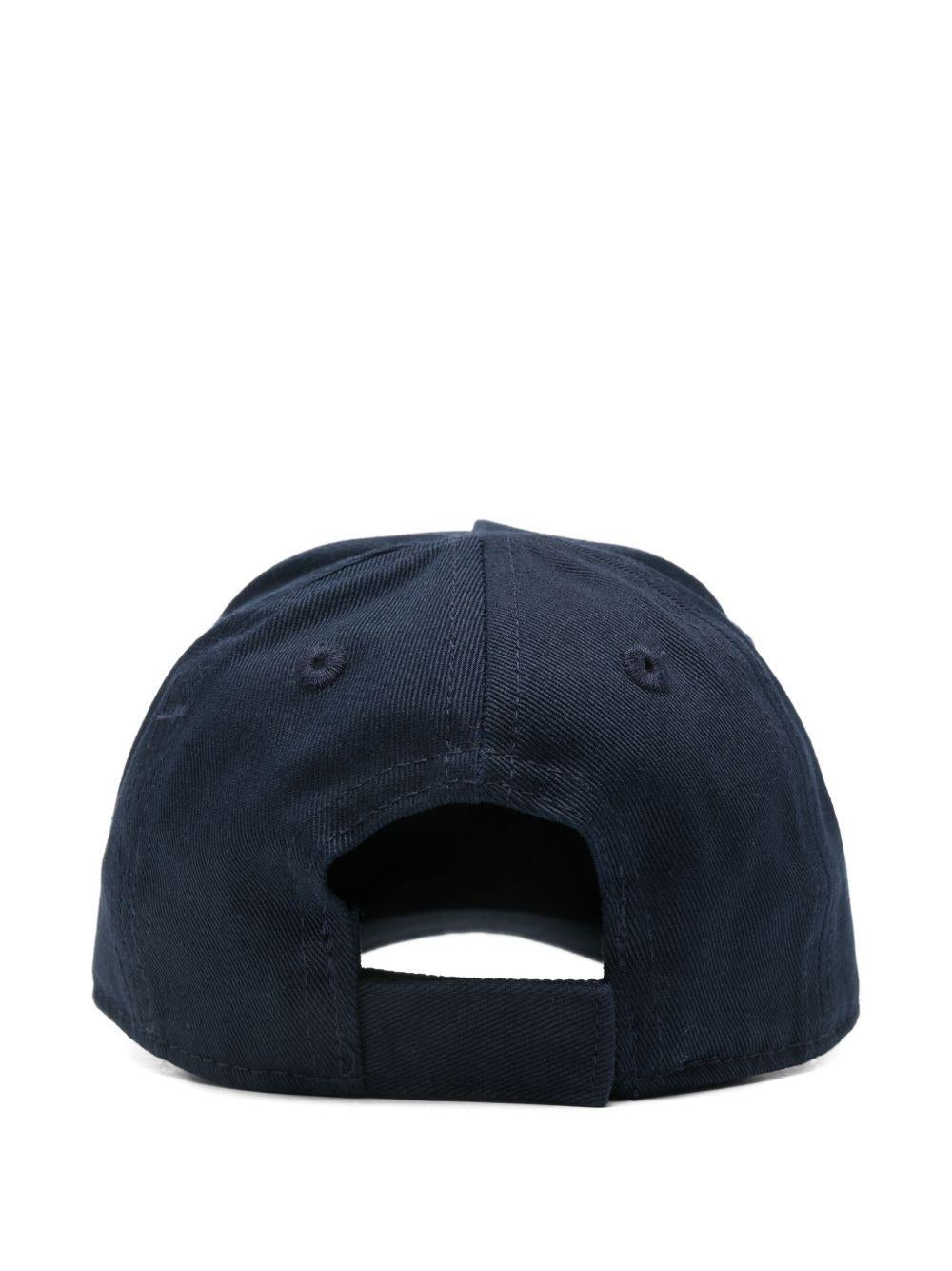 Cappello per neonato Boss Kids blu con logo sul davanti J53141 849 BOSS KIDS 