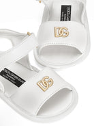 Sandali per neonata Dolce & Gabbana Kids bianchi con placca con logo DK0157 AB793 80001 DOLCE & GABBANA KIDS 