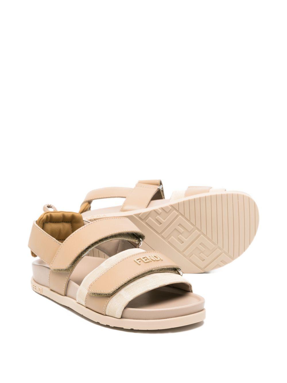 Sandali per bambino Fendi Kids beige con logo sul davanti JMR554 AWK4 F1V9N FENDI KIDS 