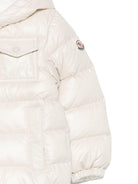 Piumino per neonati Moncler Enfant bianco con cappuccio K29511A00023597YX 20F MONCLER ENFANT 