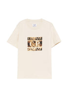 T-shirt per bambino C.P. Company Kids beige con stampa grafica sul davanti C6M00LLAA17 10203 C.P.COMPANY KIDS 