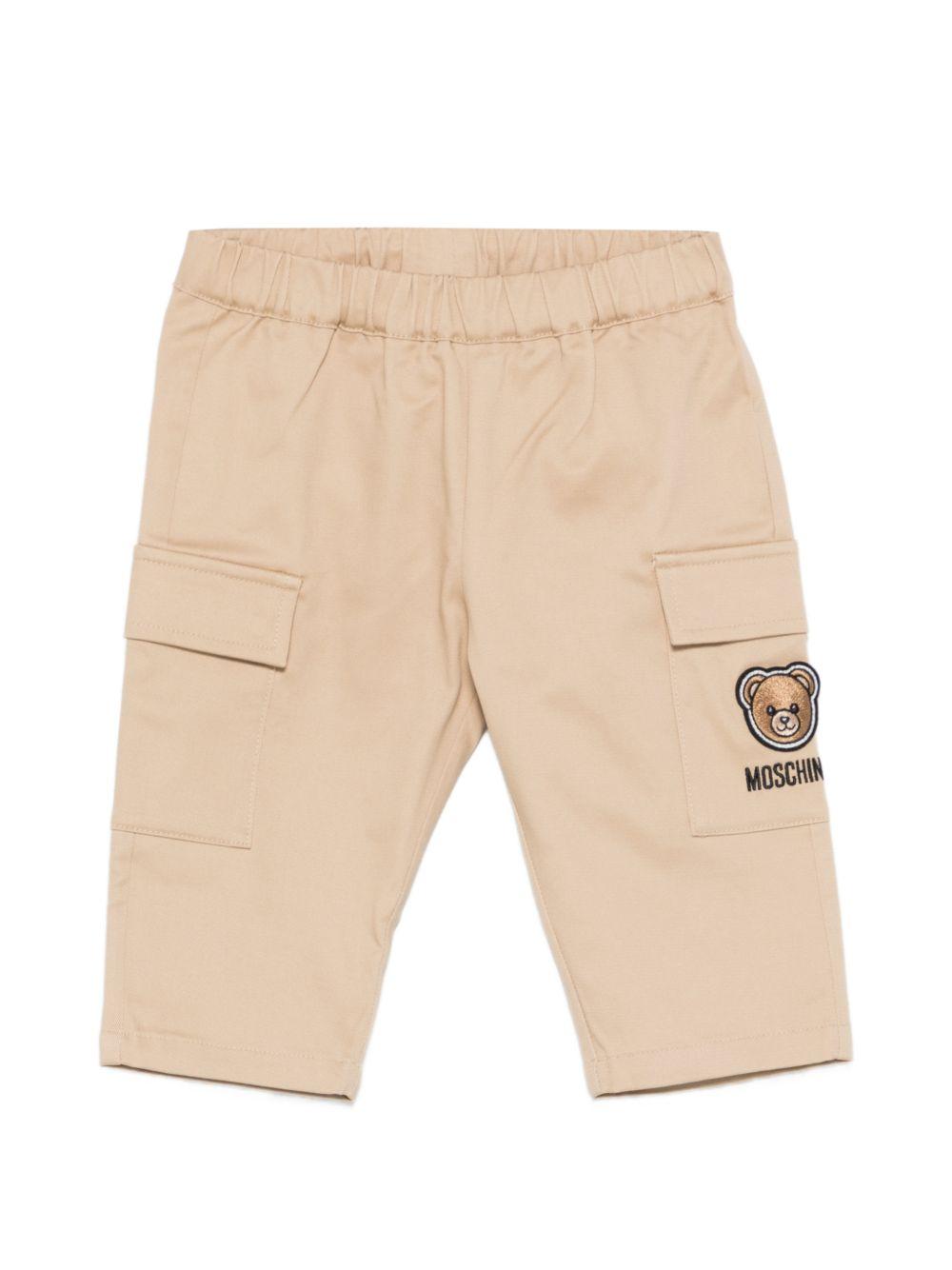 Pantaloni per neonato Moschino Kids beige con ricamo Teddy sul davanti MUP05RLPA01 20829 MOSCHINO KIDS 