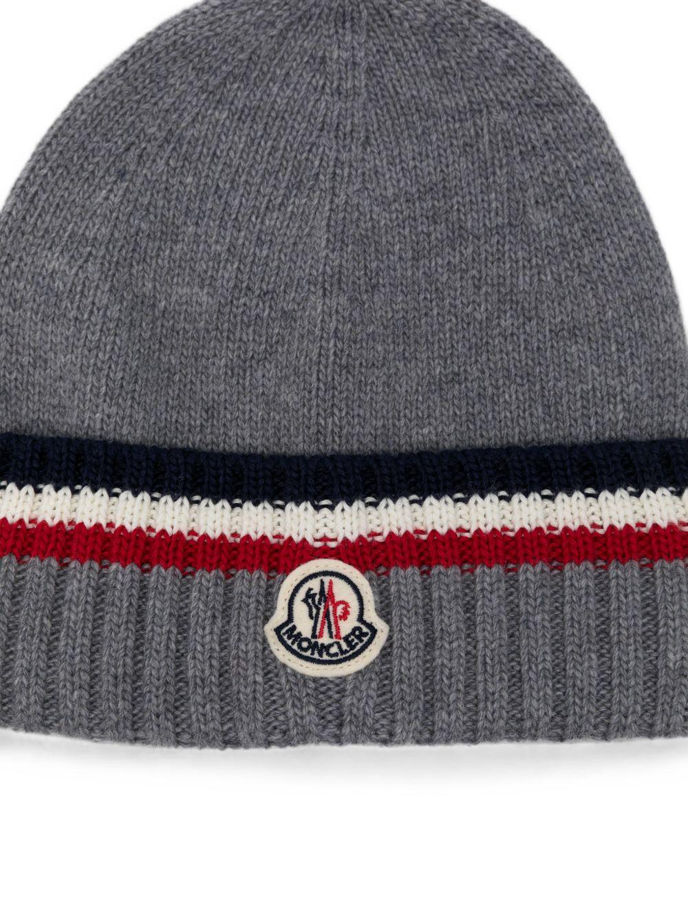 Cappello per bambino Moncler Enfant grigio con patch con logo sul davanti L29543B00001M4281 988 MONCLER KIDS 