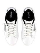 Sneakers per bambino BOSS Kids bianche con dettaglio con placca con logo J52554 10P BOSS KIDS 