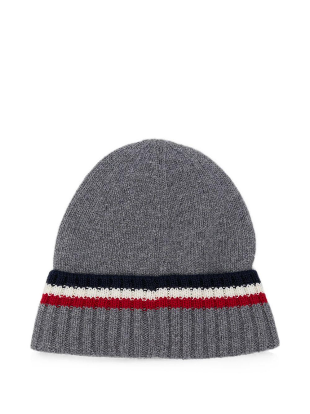 Cappello per bambino Moncler Enfant grigio con patch con logo sul davanti L29543B00001M4281 988 MONCLER KIDS 