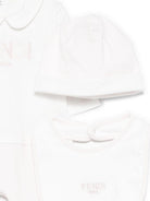 Set tutina, berretto e bavaglino per neonata Fendi Kids bianco e rosa con dettaglio logo BUK139 ST8 F0C11 FENDI KIDS 