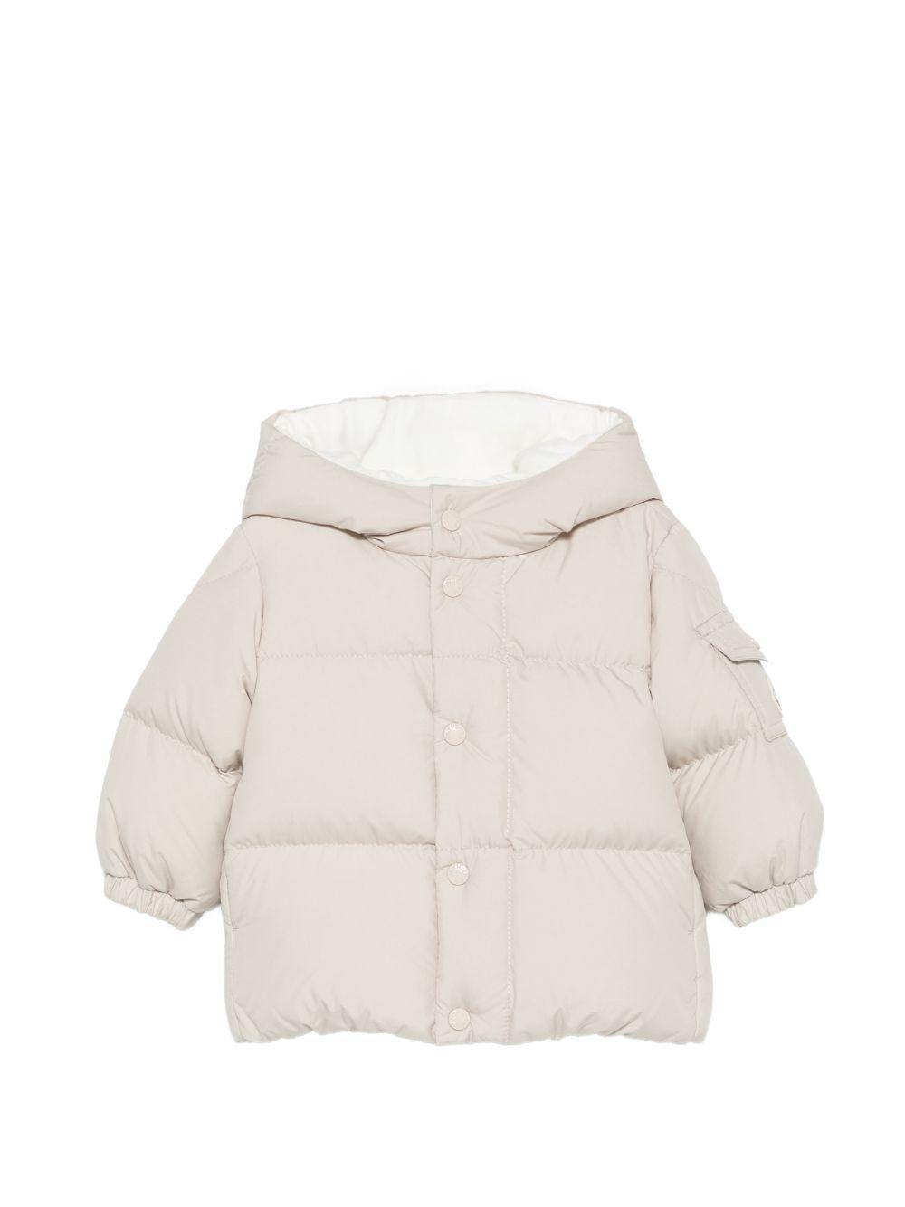 Giubbino per neonato Moncler Enfant beige chiaro con patch logo sulla manica L29511A00001597YW 20N MONCLER KIDS 