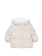 Giubbino per neonato Moncler Enfant beige chiaro con patch logo sulla manica L29511A00001597YW 20N MONCLER KIDS 