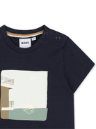 T-shirt per neonato Boss Kids blu con stampa grafica sul davanti J52886 849 BOSS KIDS 