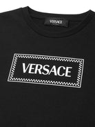 T-shirt per bambini Versace Kids nera con stampa logo sul davanti 10002391A11689 2B020 VERSACE KIDS 