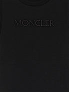 T-shirt per bambina Moncler Enfant nera con logo in rilievo e toppa sulla manica K29548C0001689AT9 999 MONCLER ENFANT 