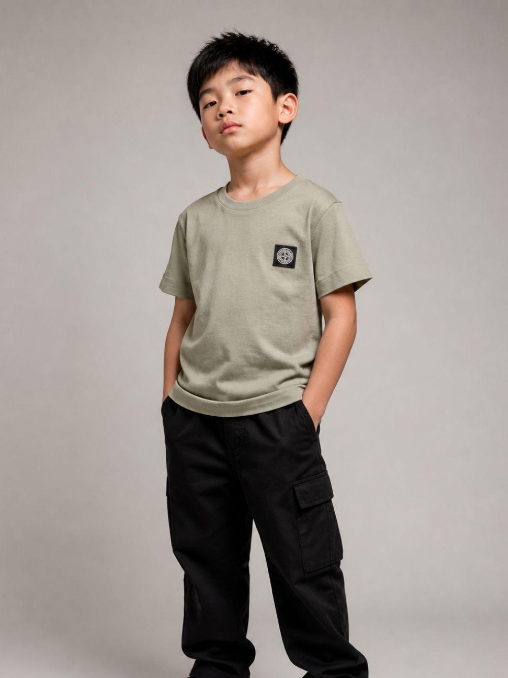T-shirt per bambino Stone Island Kids verde con applicazione logo sul davanti L2S162100003S0047 V0068 STONE ISLAND KIDS 