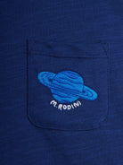 T-shirt per bambino Mini Rodini blu con ricamo pianeta 26220139 BLUE MINI RODINI KIDS 