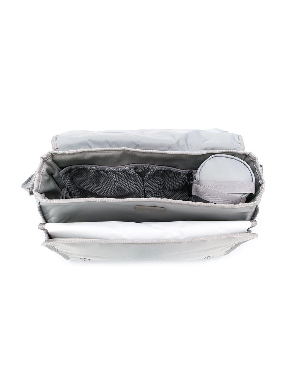 Borsa fasciatoio per neonati Emporio Armani Kids grigio con logo argento 402145 CC904 00341 EMPORIO ARMANI KIDS 