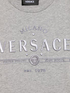 Maglietta con logo Versace per bambino Versace Kids grigio con girocollo 10182931A13085 2EM40 VERSACE KIDS 