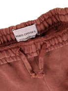 Pantaloni sportivi per bambino Bobo Choses marrone con logo sul davanti B126AC084 211 BOBO CHOSES KIDS 
