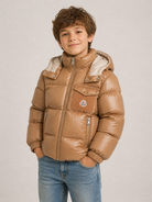 Giubbino Yule per bambino Moncler Kids marrone cammello con design imbottito L29541A00066597YX 236 MONCLER KIDS 