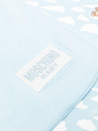 Coperta per neonato Moschino Kids azzurro con nuvole di peluche all-over MRB00FLCA19 83679 MOSCHINO KIDS 