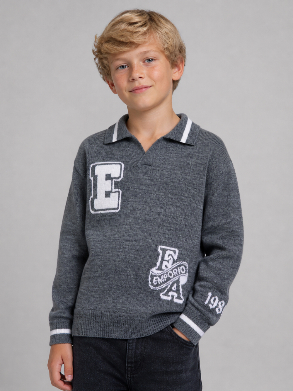 Maglione per bambino Emporio Armani Kids grigio con logo in maglia EB001583 AF27314 O8035 EMPORIO ARMANI KIDS 