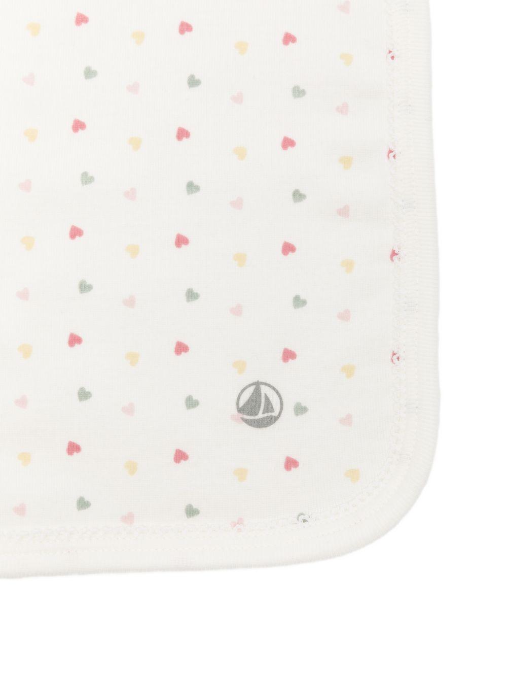 Bavaglino per neonati Petit Bateau bianco con stampa a cuori all-over A0FFY 01 PETIT BATEAU 