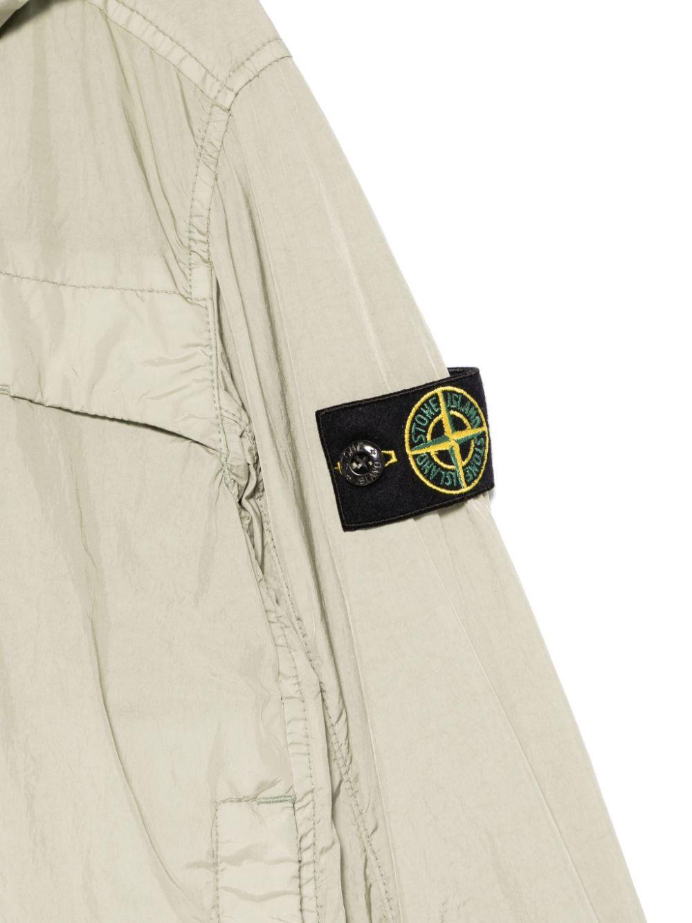 Giubbino con applicazione Compass per bambino Stone Island Junior verde con orli elasticizzati K1S164100001S0033 V0068 STONE ISLAND JUNIOR 
