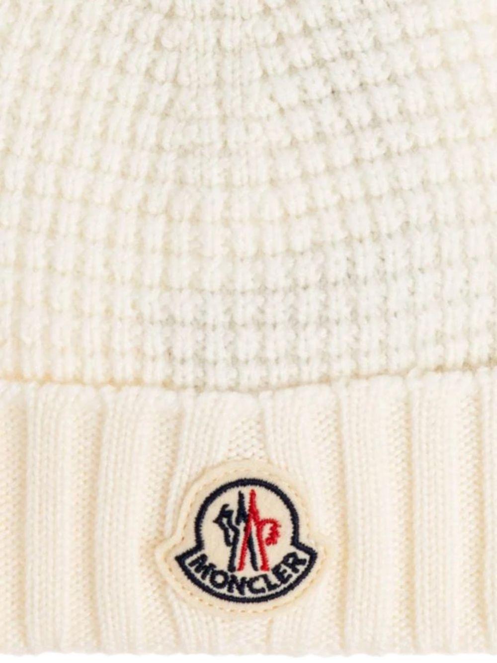 Berretto per neonati Moncler Kids bianco con applicazione orecchie L29513B00005M1131 040 MONCLER KIDS 