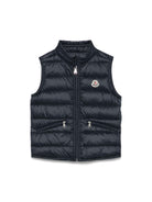 Gilet per bambino Moncler Enfant blu navy con logo sul petto L19541A00034597YF 778 MONCLER KIDS 