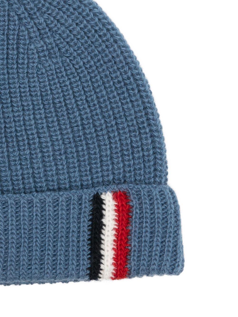Berretto per neonati Moncler Enfant blu con lavorazione in maglia a coste K29513B00013M1241 71G MONCLER KIDS 