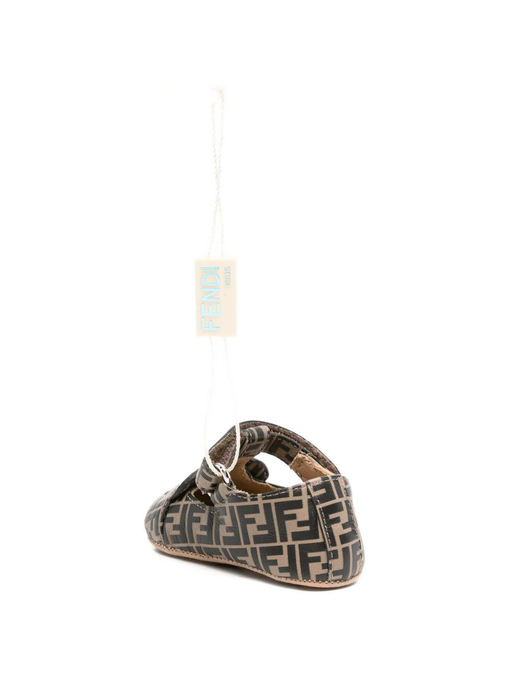 Scarpine primi passi per neonati Fendi Kids marrone con stampa logo FF all-over BUR574 AWKB F0HDP FENDI KIDS 