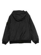 Giacca per bambino Stone Island Junior nero con cappuccio e toppa con logo K2S164100007S0A23 V0029 STONE ISLAND JUNIOR 
