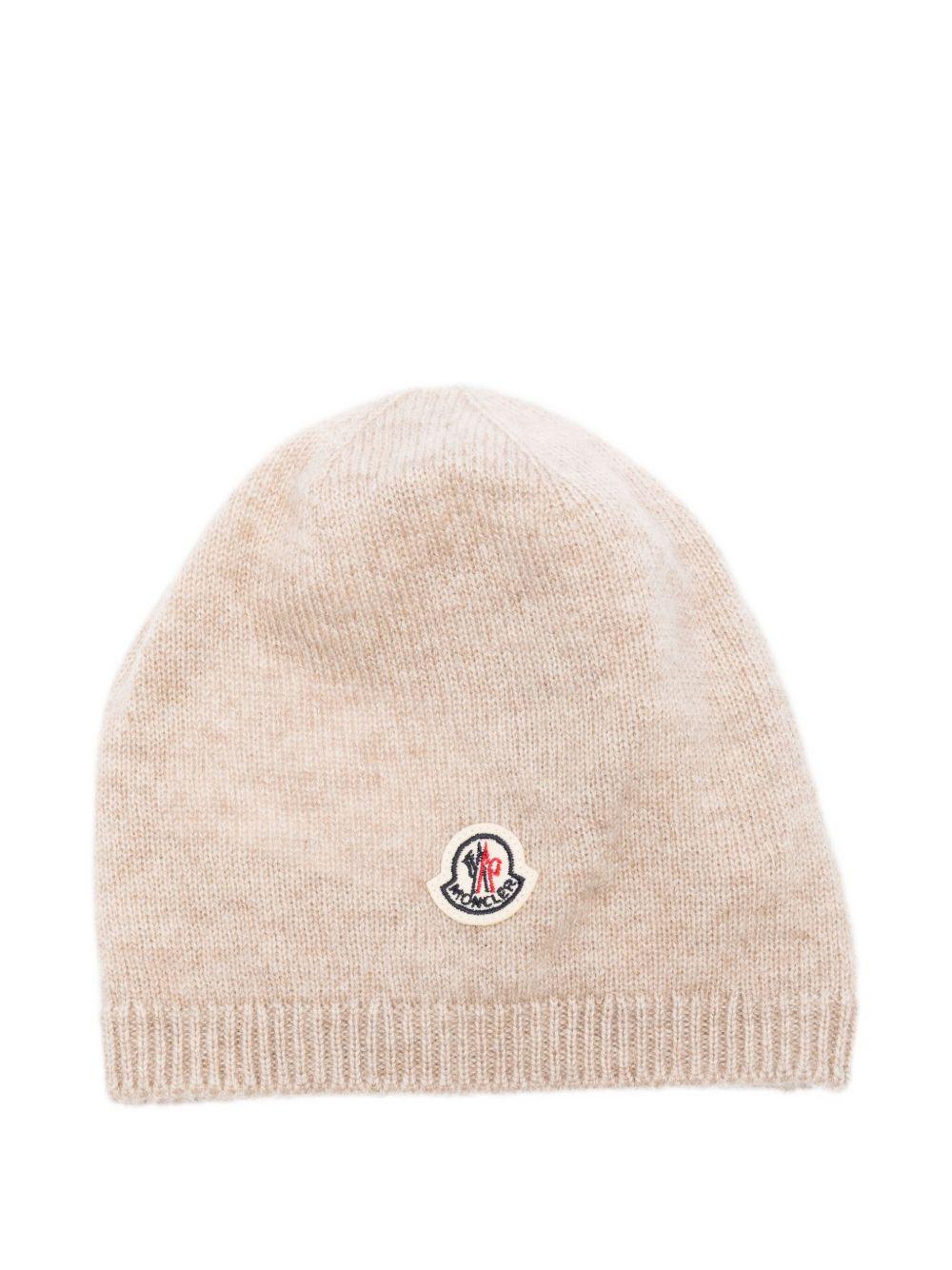 Berretto per neonati Moncler Enfant beige con toppa con logo K29513B00002M1223 230 MONCLER KIDS 