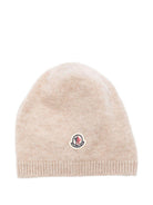Berretto per neonati Moncler Enfant beige con toppa con logo K29513B00002M1223 230 MONCLER KIDS 