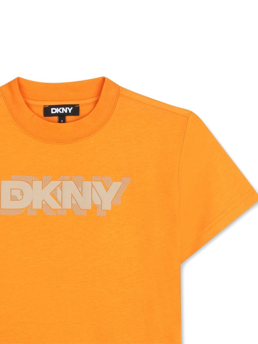 T-shirt per bambino Dkny Kids arancione con dettaglio logo sul davanti D62550 423 DKNY KIDS 