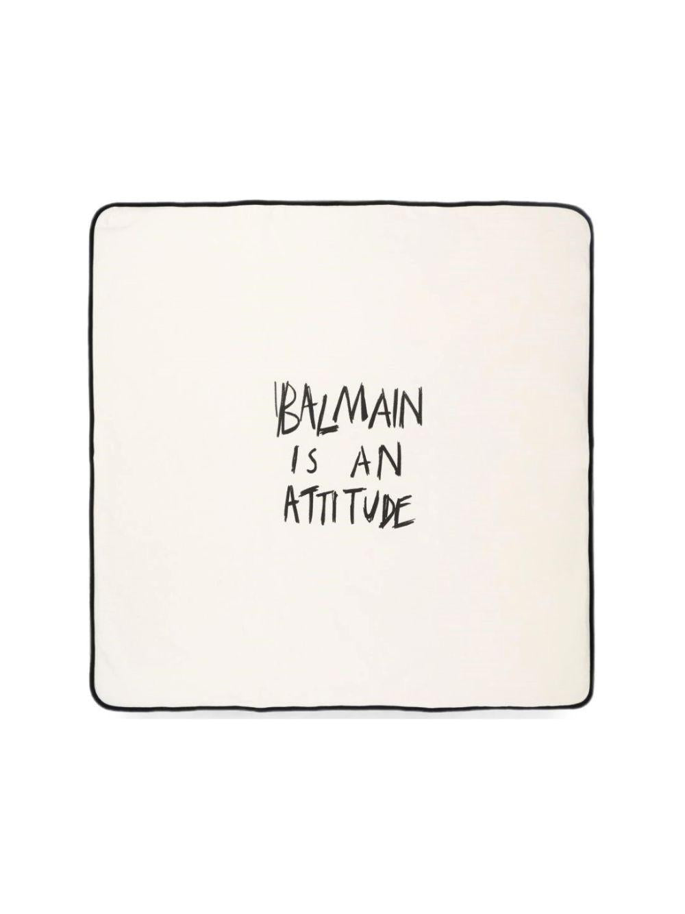 Coperta per neonati Balmain Kids bianca con scritta "Balmain is an attitude" sul davanti BZ0310 Z3672 102NE BALMAIN KIDS 