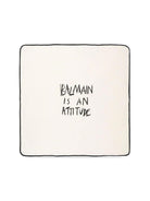 Coperta per neonati Balmain Kids bianca con scritta "Balmain is an attitude" sul davanti BZ0310 Z3672 102NE BALMAIN KIDS 