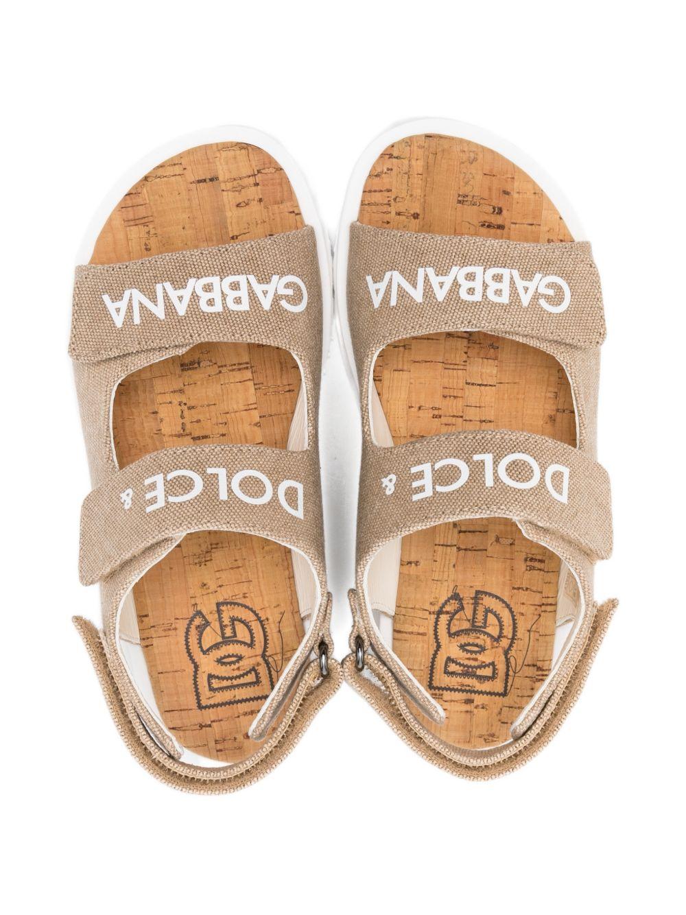 Sandali per bambini Dolce & Gabbana Kids beige con logo sul davanti DA5345 AW520 8H065 DOLCE & GABBANA KIDS 