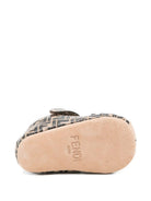 Scarpine primi passi per neonati Fendi Kids marrone con stampa logo FF all-over BUR574 AWKB F0HDP FENDI KIDS 