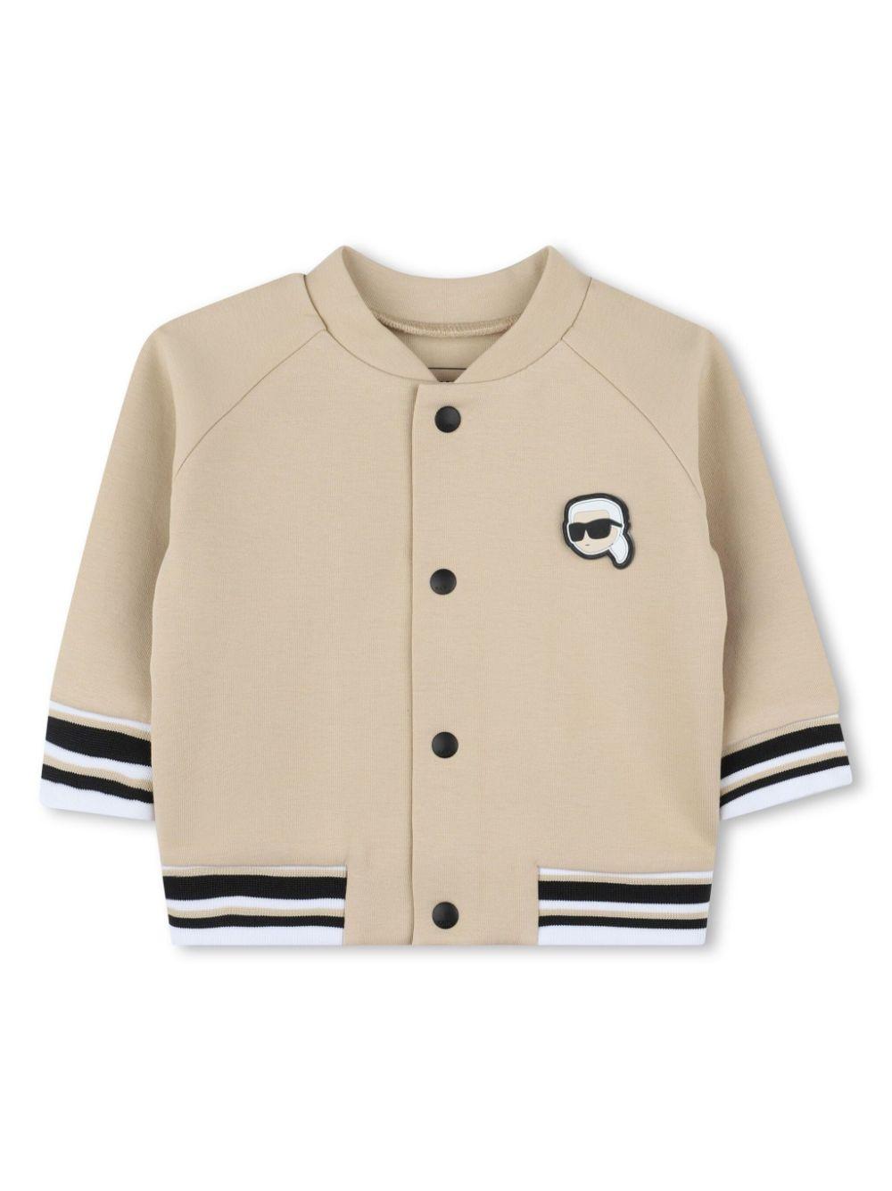 Tuta sportiva per neonato Karl Lagerfeld Kids beige con stampa Ikonik Karl (set di 3) Z30503 296 KARL LAGERFELD KIDS 