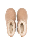 Stivaletti Classic II Mini per bambina UGG Kids beige con applicazione posteriore con logo 1017715K SAN UGG 