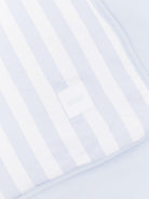 Coperta per neonato Boss Kids azzurra con design a righe J53093 771 BOSS KIDS 