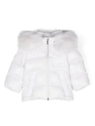 Piumino per neonata Moncler Enfant bianco con design imbottito K29511A00004597Z8 032 MONCLER ENFANT 