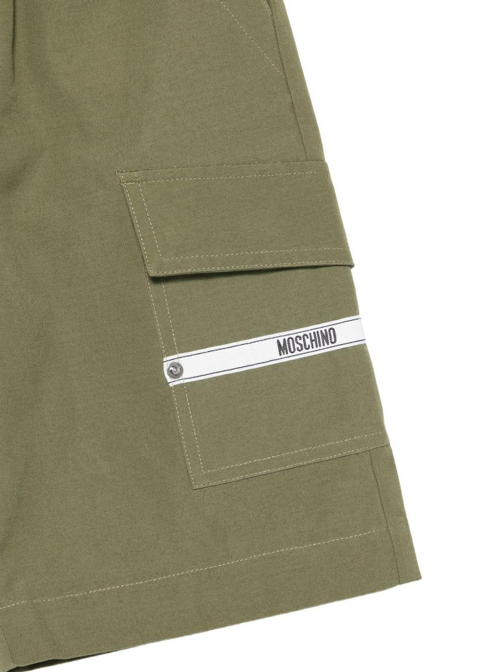 Shorts cargo per bambino Moschino Kids verde con stampa logo HUQ02ILLA14 30037 MOSCHINO KIDS 
