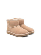 Stivaletti Classic II Mini per bambina UGG Kids beige con applicazione posteriore con logo 1017715K SAN UGG 