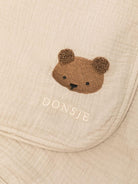 Coperta Plokie per neonati Donsje beige con ricamo orsetto 7100101 00017 DONSJE 