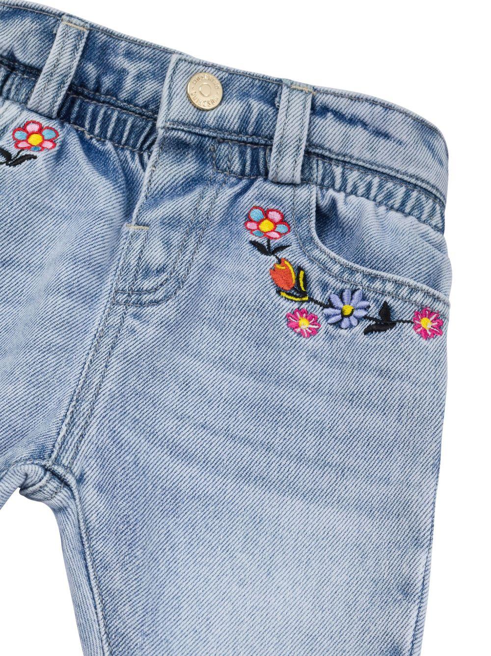 Jeans con ricamo a fiori per neonarto Moschino Kids azzurro con passanti MDP03BL0E34 40213 MOSCHINO KIDS 