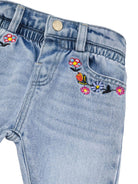 Jeans con ricamo a fiori per neonarto Moschino Kids azzurro con passanti MDP03BL0E34 40213 MOSCHINO KIDS 