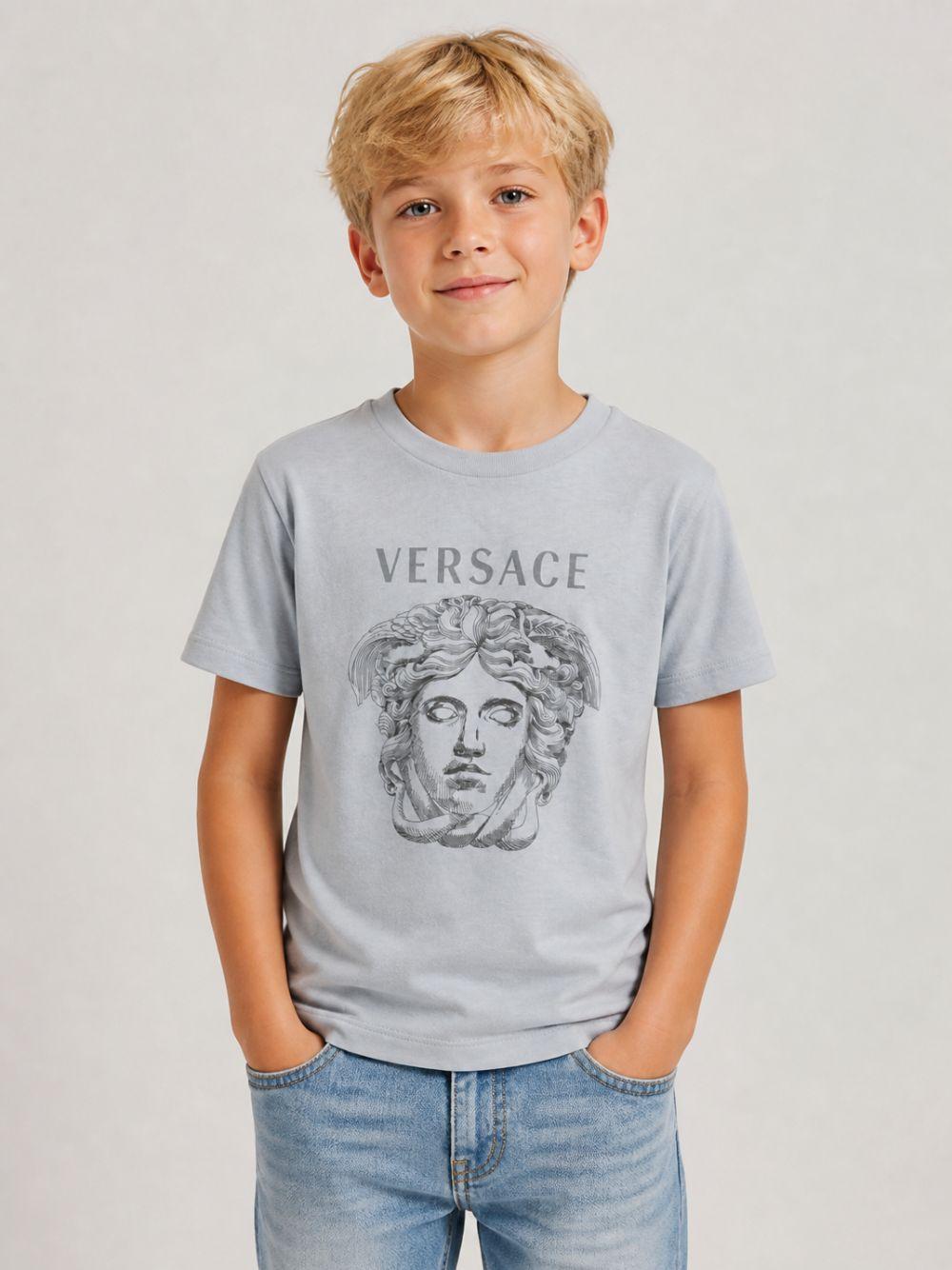 T-shirt per bambino Versace Kids azzurra con stampa grafica 10249461A18182 2U3G0 VERSACE KIDS 