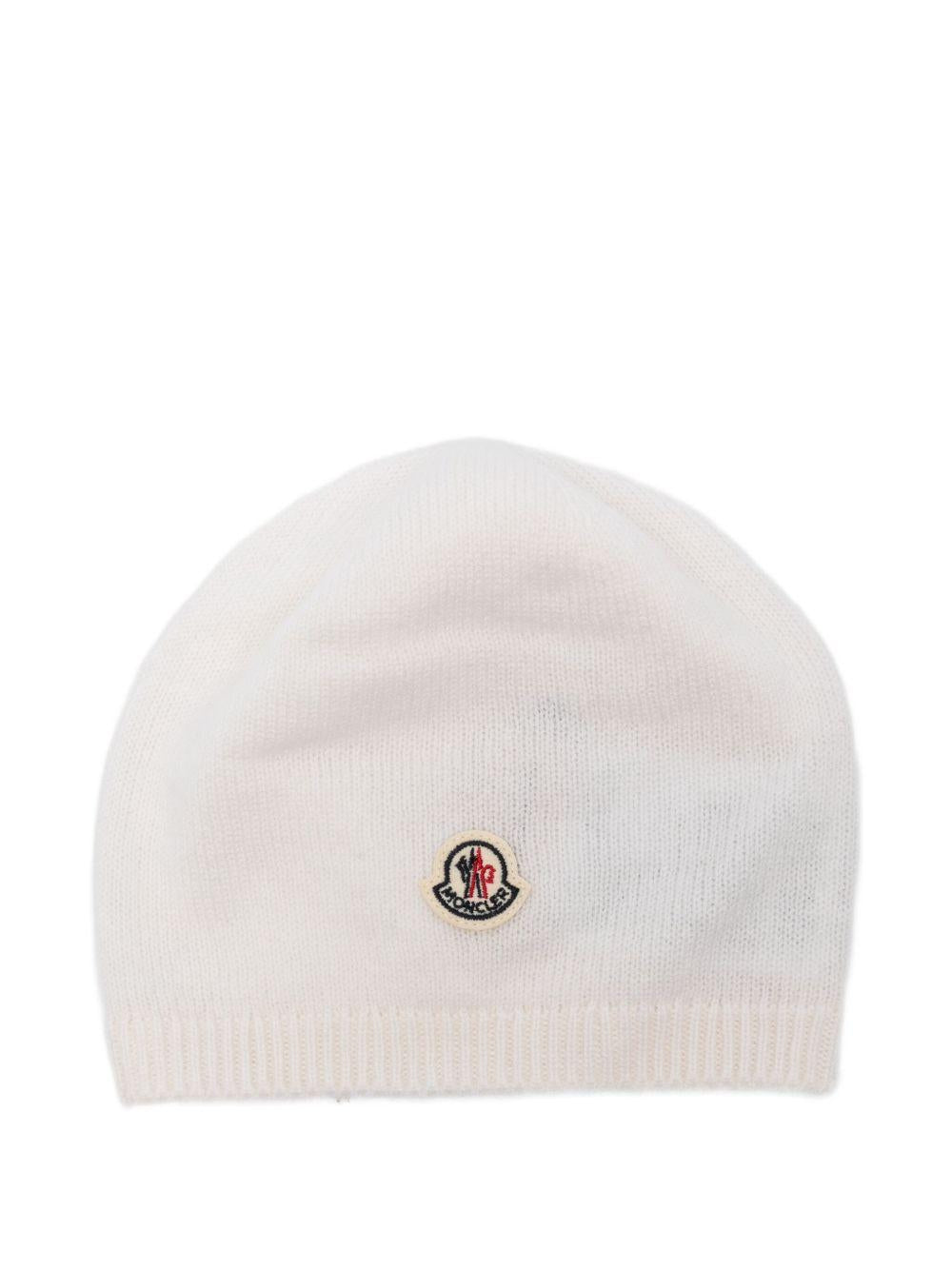 Berretto per neonati Moncler Enfant bianco con toppa con logo K29513B00002M1223 004 MONCLER KIDS 